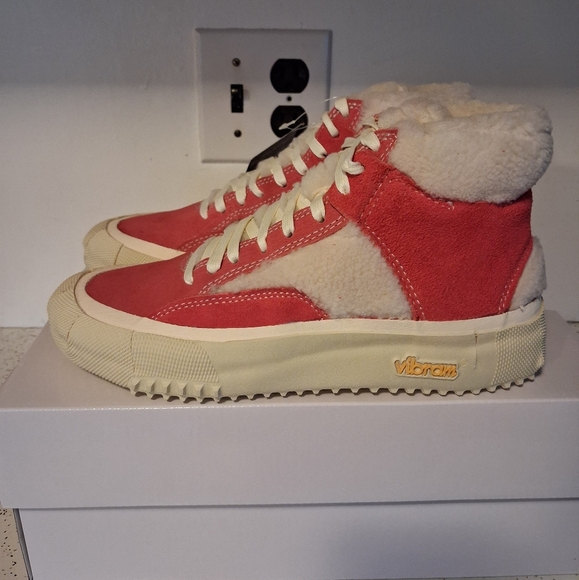 PRICE IS FIRM!!! WOMENS 7.5 - BRAND BLACK LOS ANGELES. CAPO FAUX SHEARLING SHOES - Picture 2 of 9